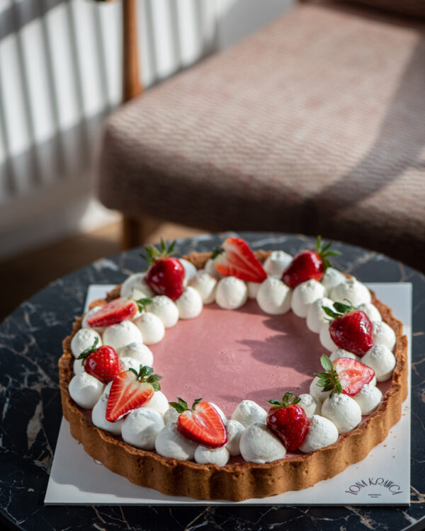 Tarta truskawkowa z kwiatami czarnego bzu