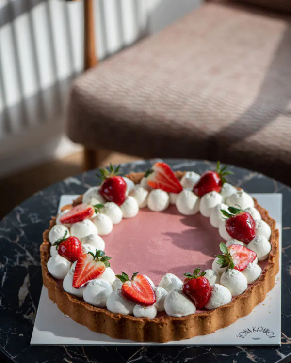 Tarta truskawkowa z kwiatami czarnego bzu